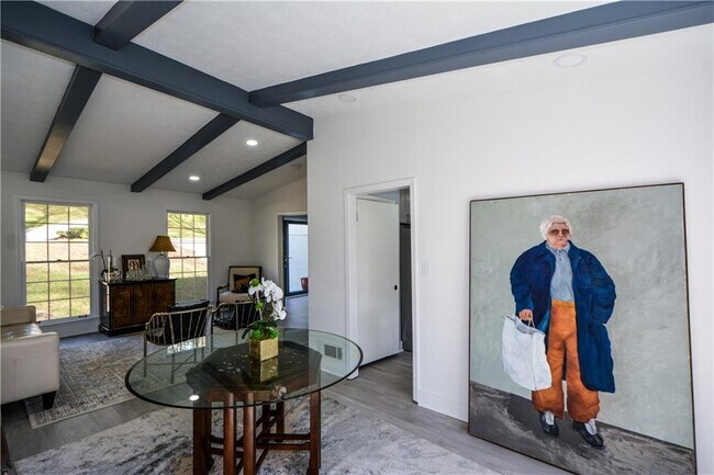 Building Photo - 643 Navarre Dr