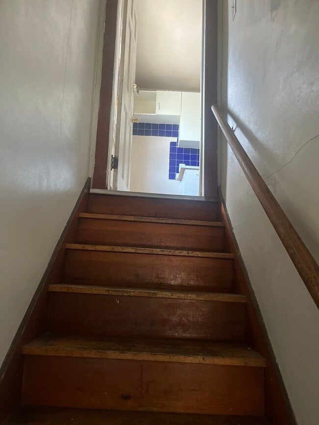 Building Photo - Spacious 2-Bedroom Upper Duplex