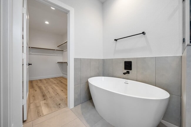 Building Photo - 318 Charlock St