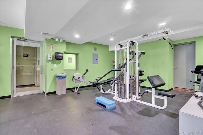 Building Photo - 25 W Broadway