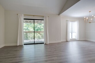Building Photo - Renovated Condo in Green Hills Four Seasons!
