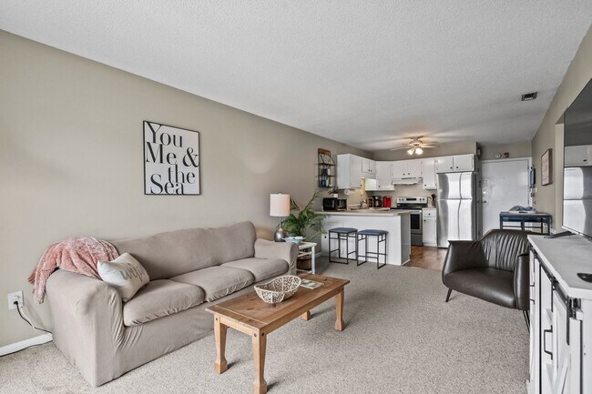 Building Photo - Close to the beach