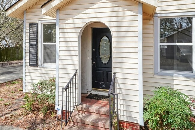 Building Photo - Gorgeous Three Bedroom Home!