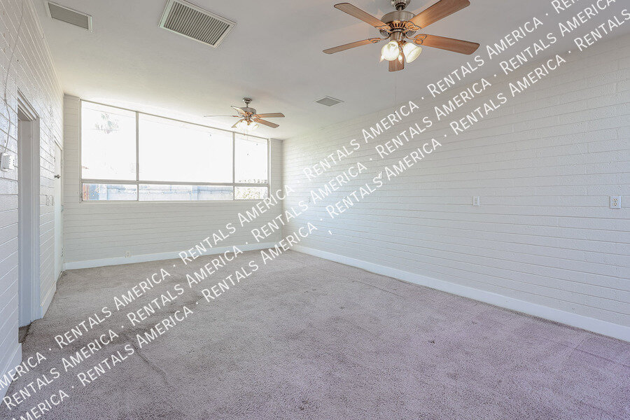 Building Photo - 2110 W Greenbriar Dr