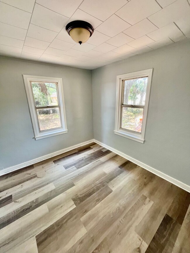 Building Photo - Huge 3BR/1BA Home With Large Yard, Covered...