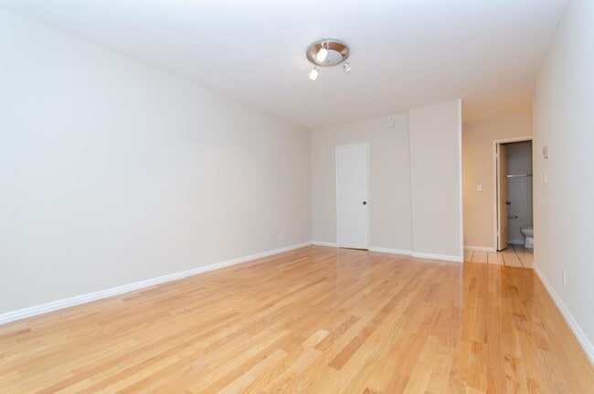 Building Photo - Stunning renovated apartment in the Heart ...