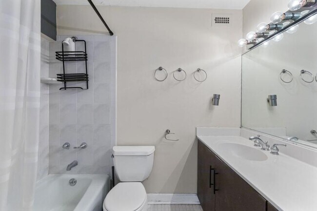 Building Photo - 1 bedroom in Chicago IL 60640