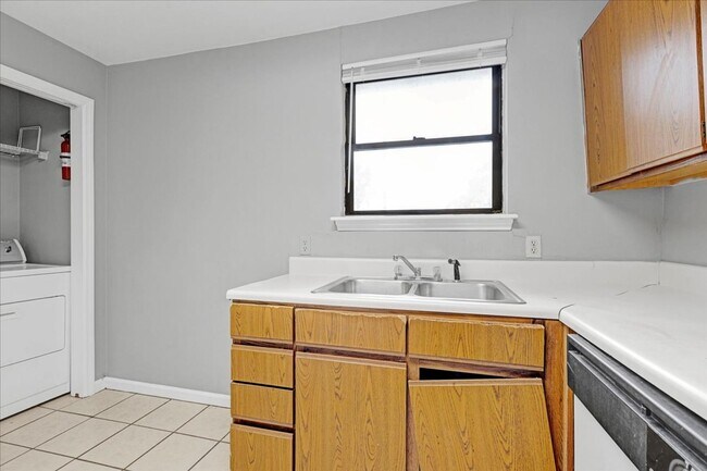 Building Photo - 3 bed 2 Bath house with fenced-in yard on Pepper dr! Available now!