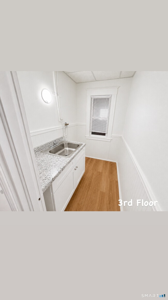 Building Photo - 18 Buell St