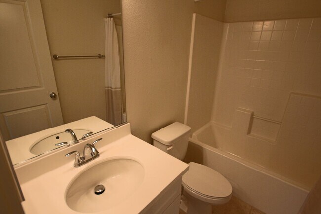 Building Photo - 2 Bedroom/2.5 Bath Townhouse