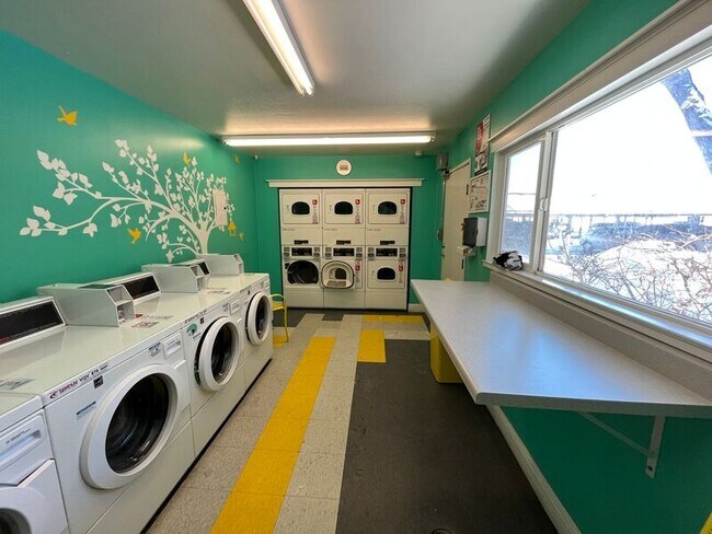 Building Photo - 400 S Saliman Rd