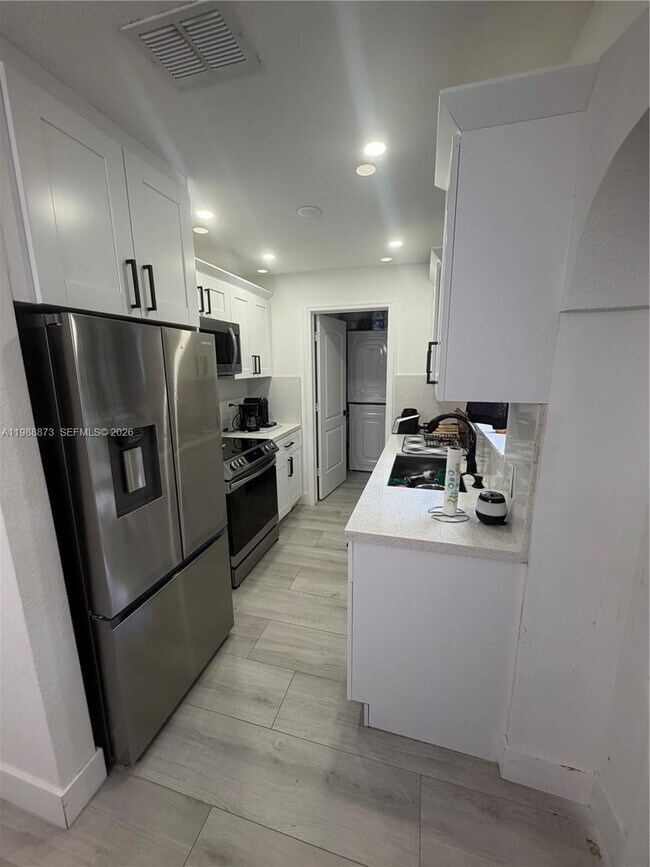 Building Photo - 660 SW 30th Terrace