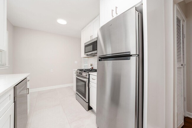 Building Photo - 884 S Chesterfield Rd