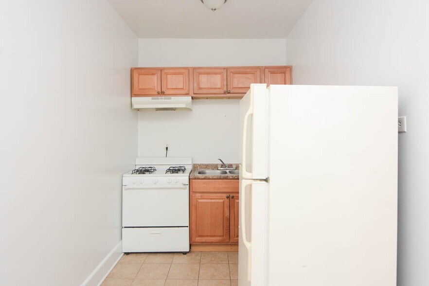 Building Photo - 2704 N Sawyer Ave