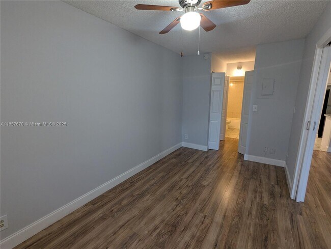 Building Photo - 2771 Riverside Dr