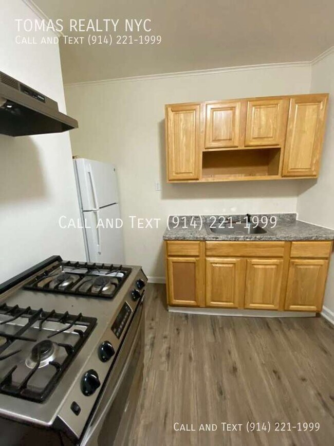 Building Photo - 142 School St