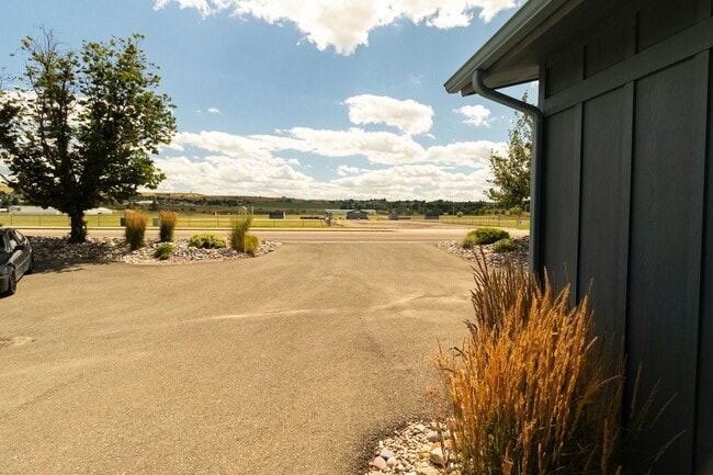 Building Photo - Jones - Fully Furnished Condo on the River Available Mid Sept - Mid May Only