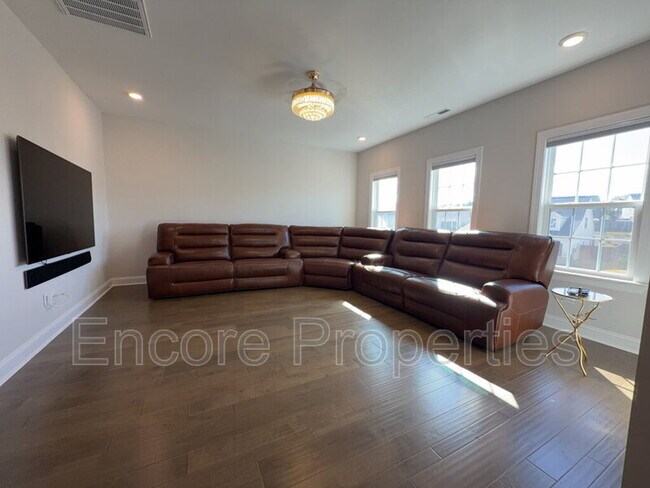 Building Photo - 2211 Montebell View Dr