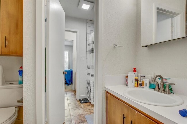 Building Photo - 3317 S Oak Dr