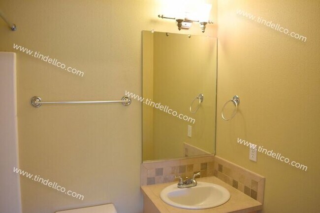 Building Photo - Beautiful and Spacious 3 Bedrooms, 2.5 Bathrooms in Raleigh Hills!