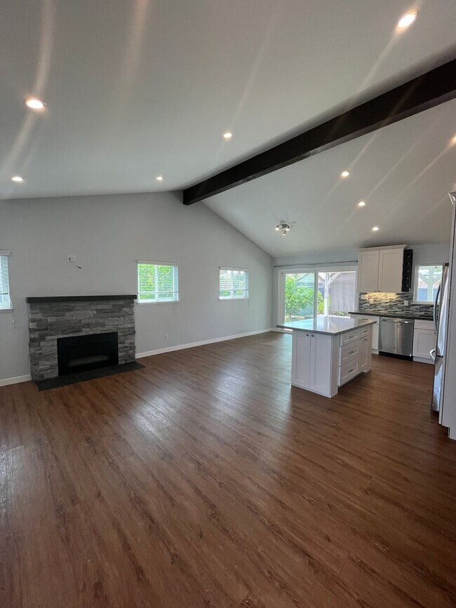 Building Photo - SPACIOUS 3BD/2BA SINGLE FAMILY HOME IN CLA...