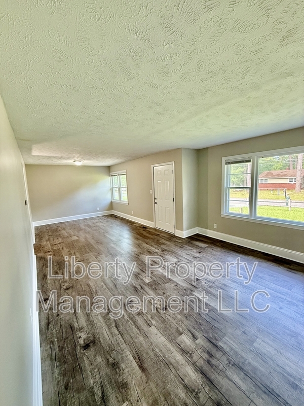 Building Photo - 815 Poplar Dr