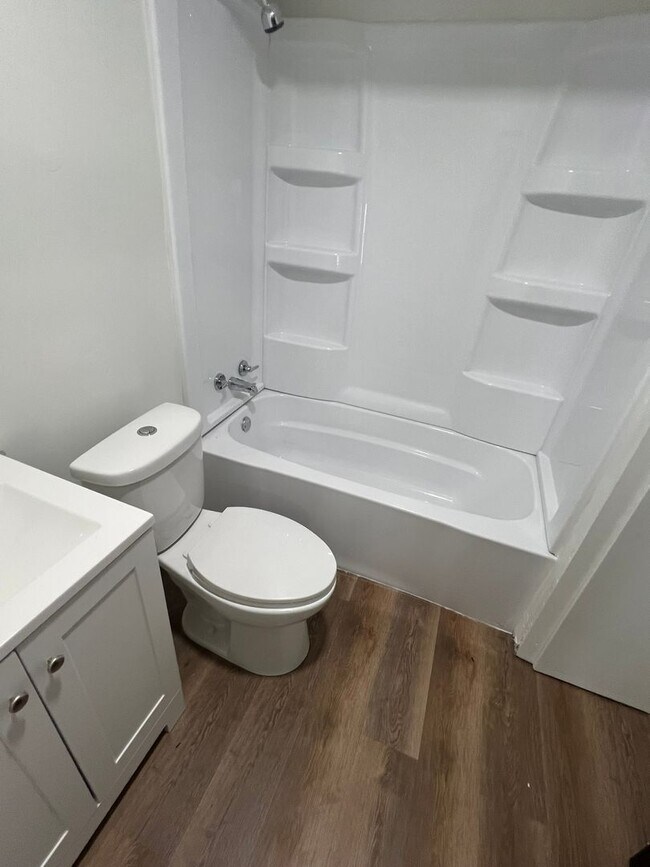 Building Photo - Charming 4-Bedroom Single-Family Home in C...