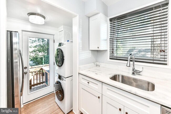 Building Photo - 1028 S Edison St