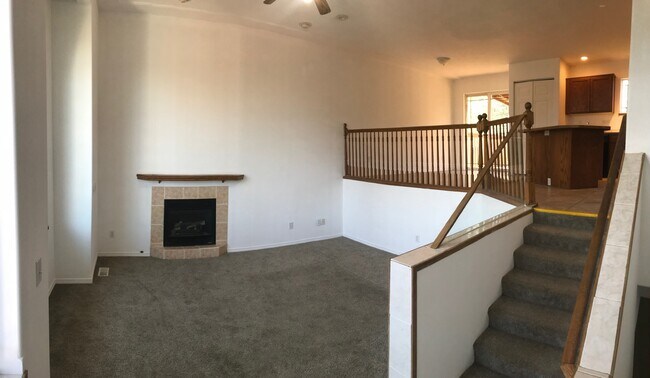Building Photo - SPACIOUS 4BD/3BA SOUTH HILL HOME | 2-CAR GARAGE | FENCED YARD | W/D INCLUDED