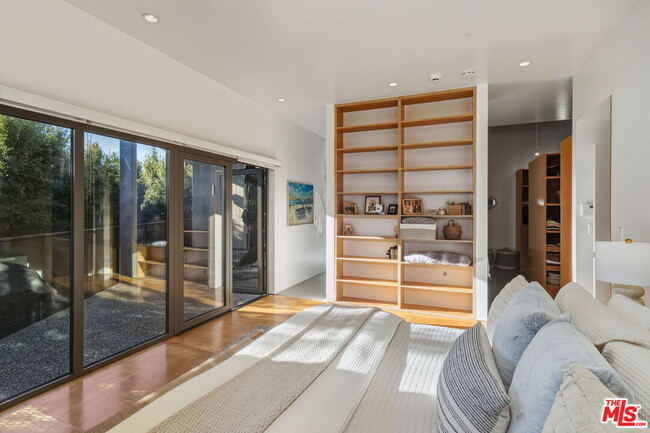 Building Photo - 1849 Fox Hills Dr