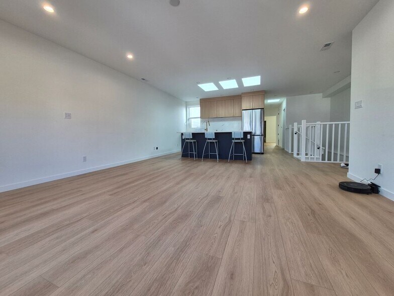 Building Photo - 723 38th Ave