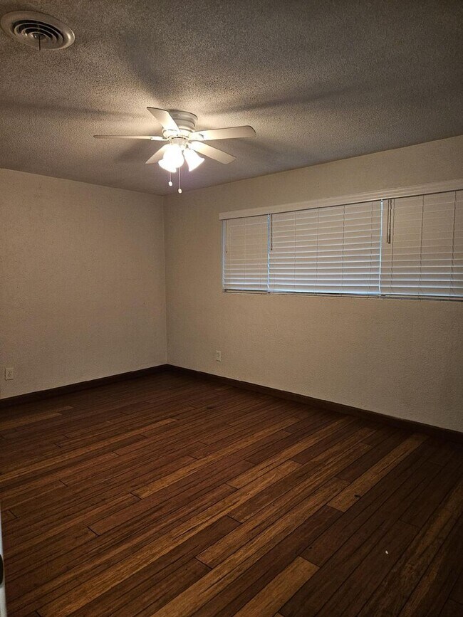 Building Photo - BEAUTIFUL 4 BEDROOM 2 BATH HOME IN THE BEA...