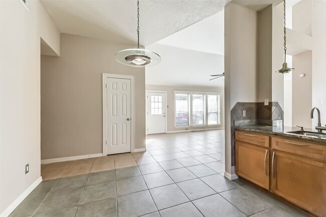 Building Photo - 2533 Potomac Dr