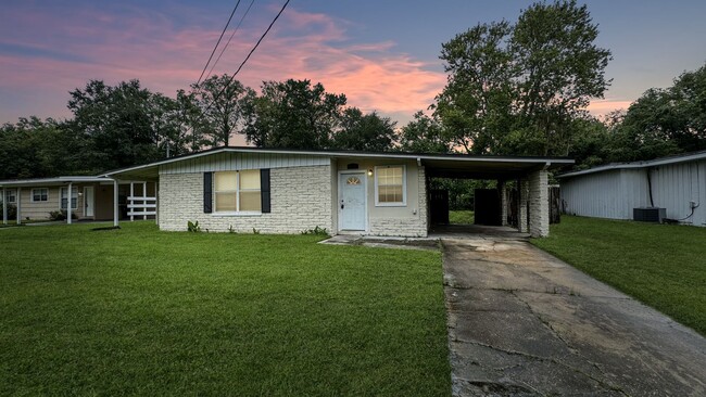 Primary Photo - 4/2 with bonus room! Large fenced in back ...