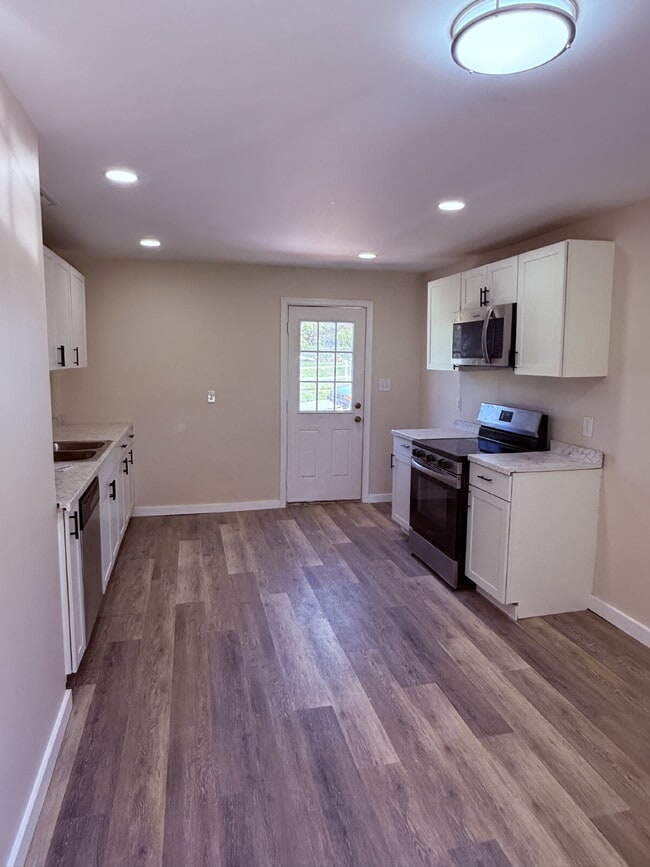 Building Photo - Stand Alone Home - Newly Redone Interior 3 Bedroom 2 Bathroom Corner lot near Virginia Lynchburg ...