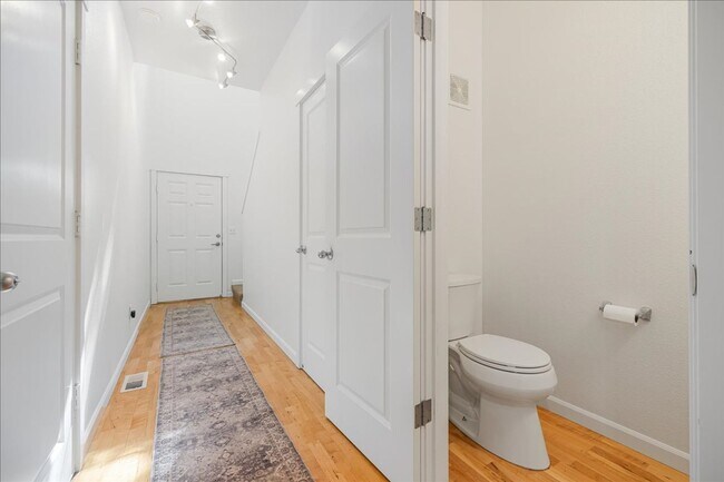 Building Photo - Crisp, Updated Townhome Near Nike & Shopping