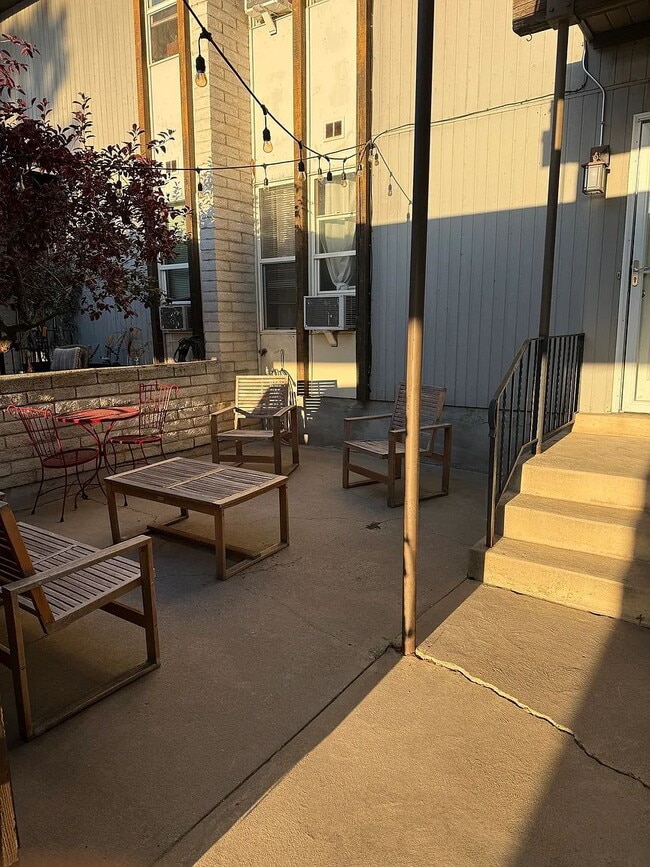 Building Photo - Charming 2-Bed Townhouse with 1.5 Baths in Serene UT Locale