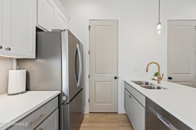 Building Photo - 204 Steiner Oaks