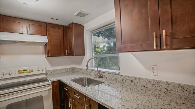 Building Photo - 5219 Bonnie Brae Cir
