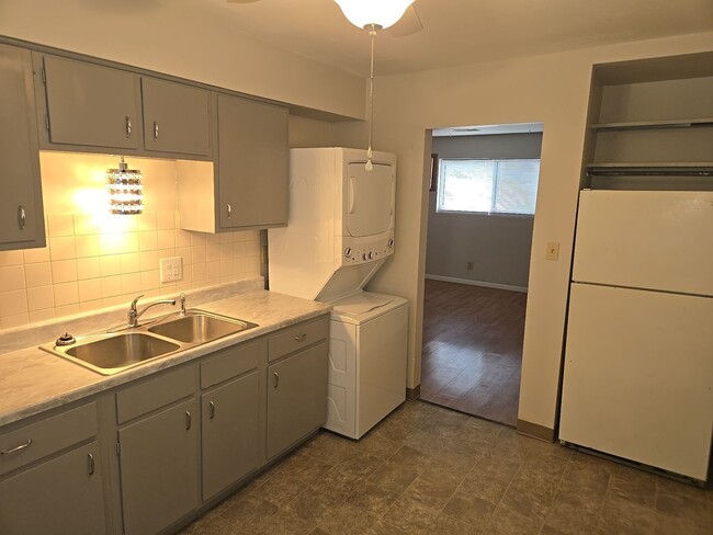 Building Photo - MOVE IN SPECIAL 2BR/1BA in Grandview