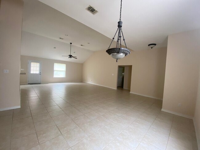 Building Photo - 2360 Crescent Rd