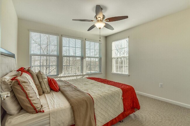 Building Photo - 3-bedroom, 2.5-bathroom condo with a great open-concept main level.
