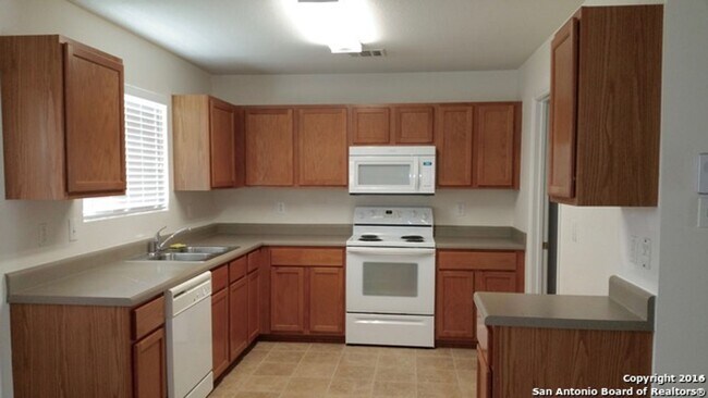 Building Photo - 3 Bedroom/2.5 Bath Bluffs of Lookout Canyon Subdivision