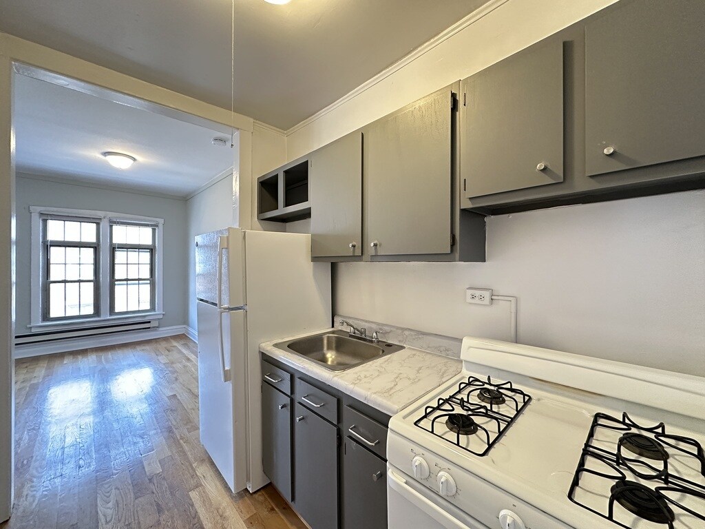 Building Photo - 644 W Barry Ave