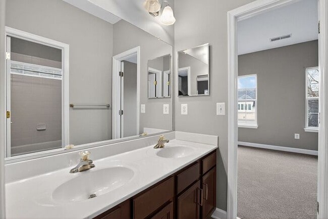 Building Photo - 2983 Devonfield Ave