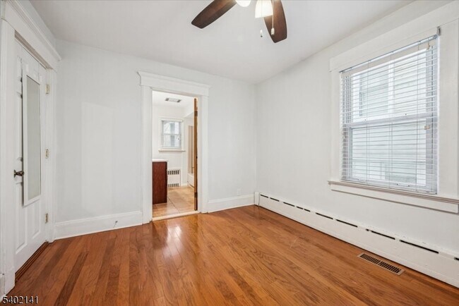 Building Photo - 16 Cross St