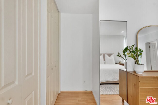 Building Photo - 11789 Montana Ave