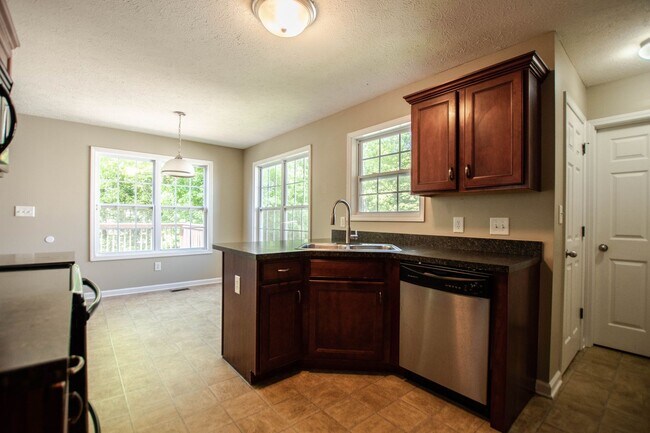 Building Photo - Four Bedroom with Bonus!