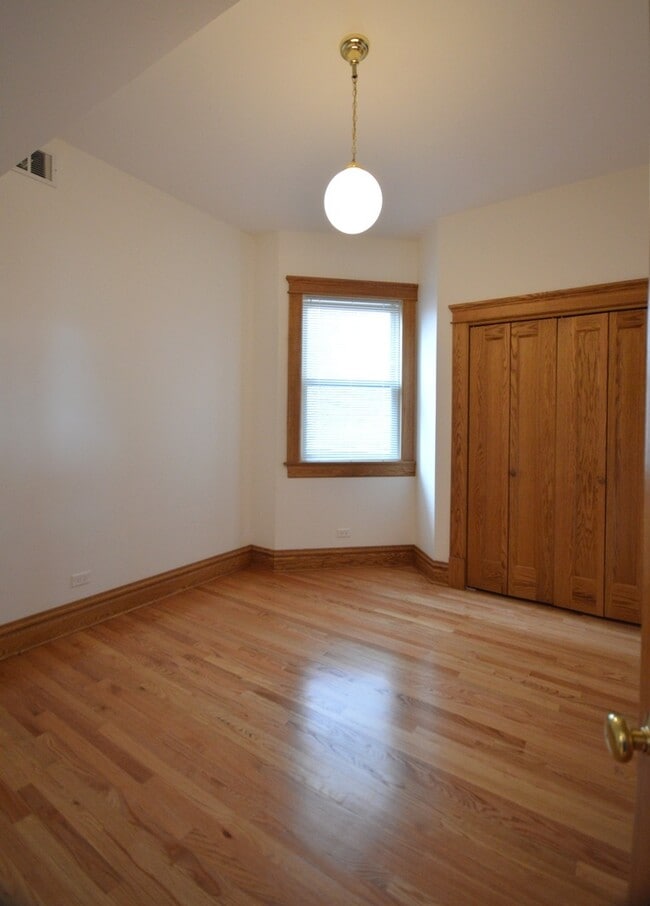 Building Photo - 3406 N Sheffield Ave