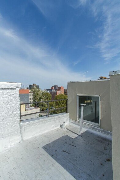 Building Photo - 68 Clinton St